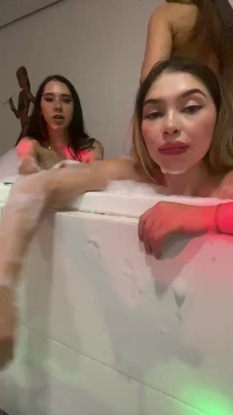 Clarissagil Sex Chat With Horny Naked Girls In Foamy Bath