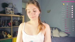 Screenshot from youne_and_beautiful's live webcam sex show video