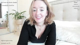 braingirl -  Sexy mommy with a beautiful smile webcam chat