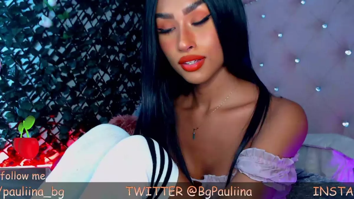 Maleja_dalton - Hot lustful brunette model with red lips