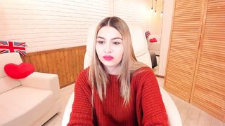 tinawilliamss - Cute blonde with a puffy mouth chatting