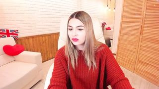 tinawilliamss - Cute blonde with a puffy mouth chatting