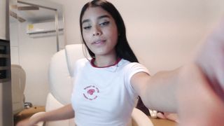 veroniqe_lounge - Young beautiful chick masturbates in front of the camera