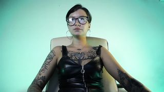 miss_lillith - Tattooed bespectacled chick in leather clothes