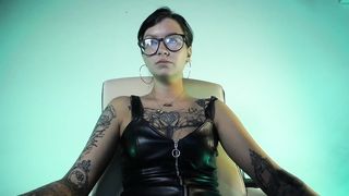miss_lillith - Tattooed bespectacled chick in leather clothes