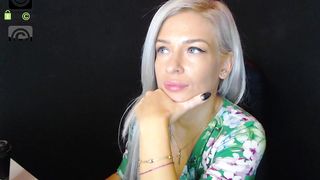 debralee - Blue-eyed blonde with plump lips