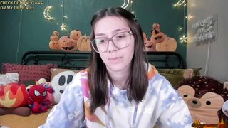 daydreamur_gurl - Wanna strip off this innocent webcam girl in glasses?