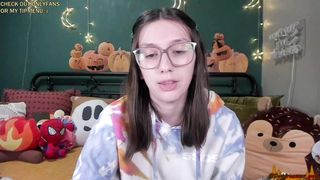 daydreamur_gurl - Wanna strip off this innocent webcam girl in glasses?