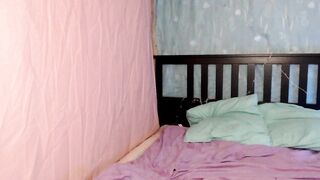 hell_l0ve - Young amateur showing toy inside pussy close-up