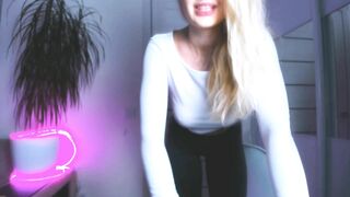 sweettpussysex - Hot slim blonde babe's webcam chat