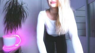 sweettpussysex - Hot slim blonde babe's webcam chat