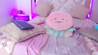 sophie_pink18 - Asian whore showing pussy double pleasuring on webcam