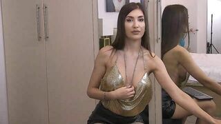 SashaReds - Striking classy beauty's webcam video