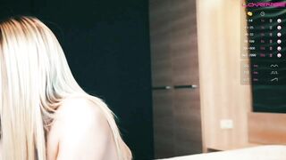 slemgem - Booty hottie showing tits with nipple pinches