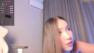 Watch cam model squirt while pussy playing